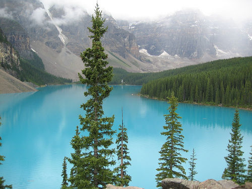 Le lac est d'un très beau bleu, dommage que trois sapins se soient glissés inopinément au premier plan